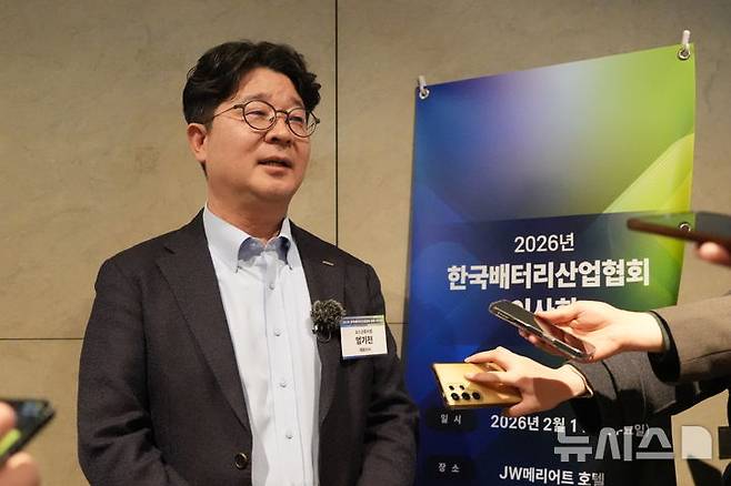 [서울=뉴시스] 제9대 한국배터리산업협회장으로 취임한 엄기천 포스코퓨처엠 사장이 질의응답 시간을 갖고 있다.(사진=배터리협회 제공)