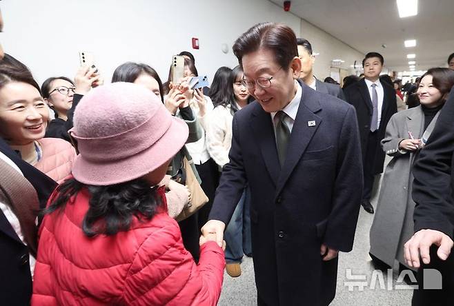 [충주=뉴시스] 최동준 기자 = 이재명 대통령이 11일 충북 충주시건강복지타운 내 취약계층이 무료로 라면을 먹을 수 있는 공유 공간인 '나누면'을 방문해 운영 현황 점검 후 나서면서 시민들과 인사하고 있다. 2026.02.11. photocdj@newsis.com