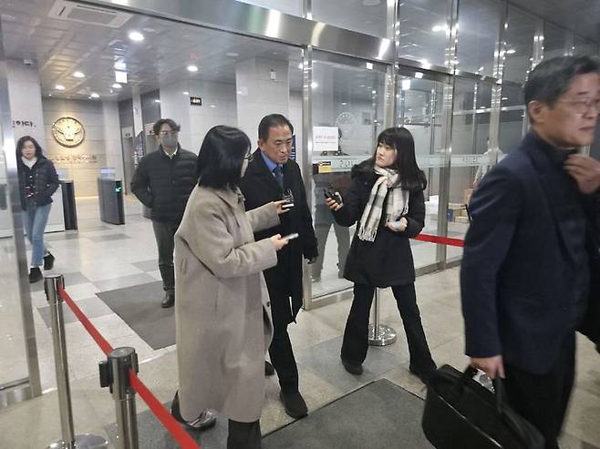 [서울=뉴시스] 조수원 기자=11일 오후 서울경찰청 공공범죄수사대에서 조사를 마치고 나온 양준욱 전 서울시의회 의장 모습.2026.02.11. tide1@newsis.com *재판매 및 DB 금지 *재판매 및 DB 금지