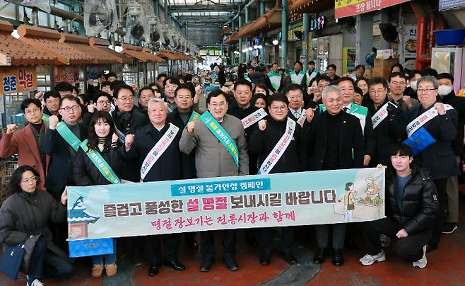 주낙영 경주시장이 중앙시장 점포를 돌며 설 성수품을 구매하고 물가 동향과 상인들의 애로사항을 점검하고 있다. 경주시 제공