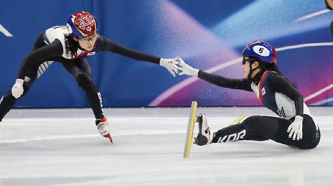 넘어진 상황에서도 최민정(왼쪽)과 터치하는 김길리. 연합뉴스
