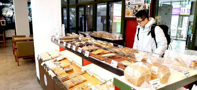 영양소가 그대로 담긴 호밀빵을 사러온 손님. 영천=김도웅 프리랜서 기자