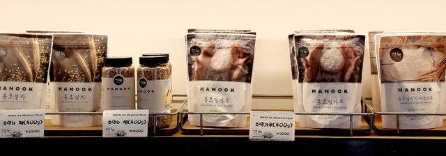 빵 외에 고소한 호밀 미숫가루와 알곡 차도 별미다. 영천=김도웅 프리랜서 기자