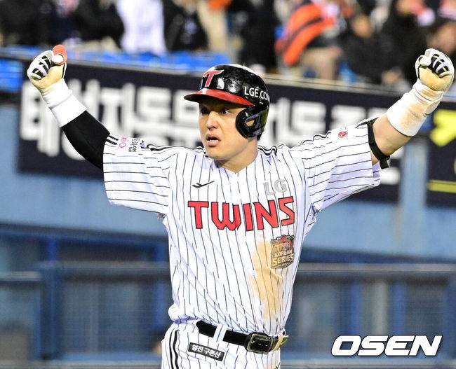 [OSEN=잠실, 이대선 기자] 27일 오후 서울 잠실야구장에서 2025 신한 SOL Bank KBO리그 포스트시즌 한국시리즈 2차전 LG 트윈스와 한화 이글스의 경기가 열렸다.LG는 임찬규, 한화는 류현진을 선발 투수로 내세웠다.3회말 2사 1루에서 LG 박동원이 좌월 투런 홈런을 치고 환호하고 있다. 2025.10.27 /sunday@osen.co.kr
