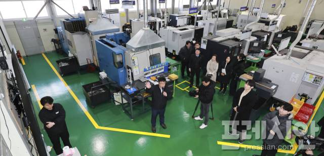 ▲ 전북형 스마트공장 제조현장에서 관계자들이 공정 개선과 AI 기반 혁신 방안을 살펴보고 있다. ⓒ전북도