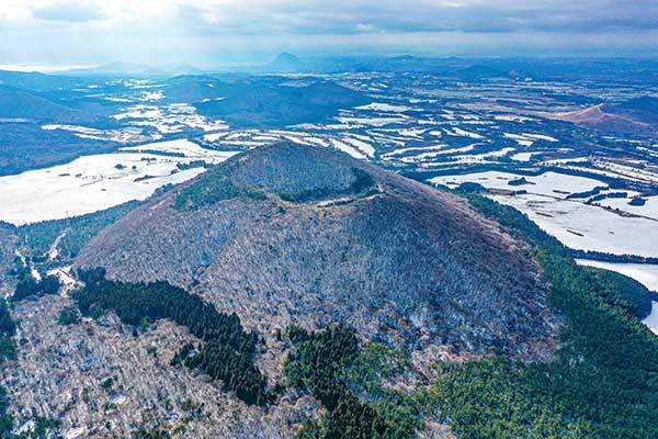 눈 내린 바리메오름. 그 너머로 멀리 산방산이 신기루처럼 솟았다.
