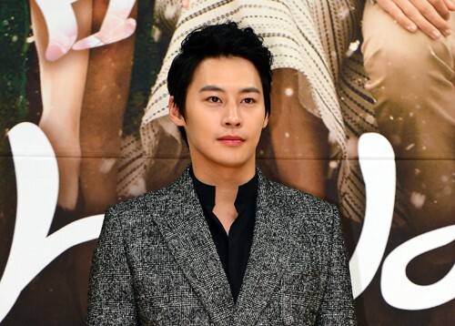 배우 정은우가 11일 향년 40세의 나이로 사망했다. 사진은 지난 2015년 1월 14일 서울 목동 SBS 사옥에서 열린 새 주말특별기획드라마 '내마음 반짝반짝' 제작발표회에 참석해 포즈를 취하는 정은우. 세계일보 자료사진