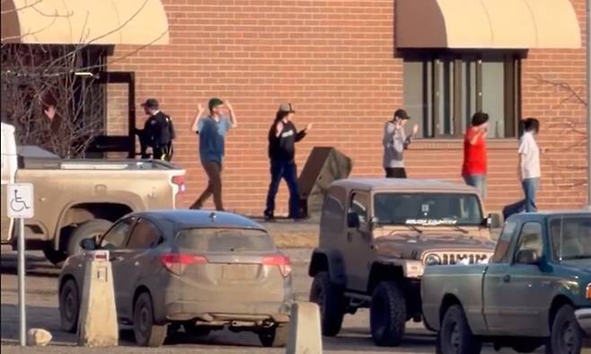 긴박한 현장 10일(현지시간) 캐나다 서부 브리티시컬럼비아주 텀블러리지 세컨더리 스쿨 학생들이 총격 발생 후 경찰의 안내에 따라 건물 밖으로 빠져나오고 있다. 이날 사건으로 용의자를 포함해 최소 10명이 숨졌다. 사회관계망서비스(SNS) 캡처