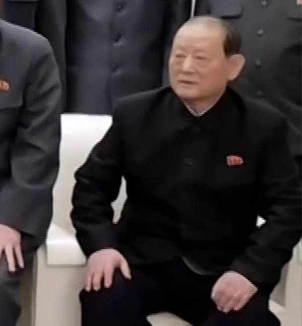 김정은 북한 국무위원장이 지난 8일 건군절 기념행사에 초청된 제대 장령들과 기념사진을 찍는 자리에서 김원홍 전 국가보위상이 모습을 드러내고 있다. 조선중앙TV 캡처