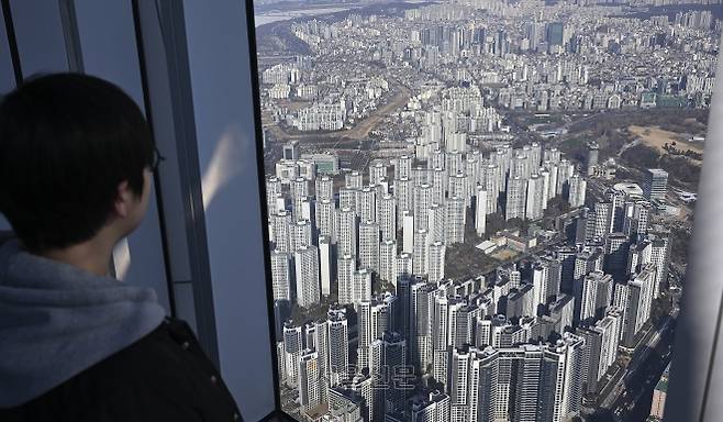 3일 서울 송파구 서울스카이 전망대에서 바라본 서울 시내 아파트. 2026.2.3 이지훈 기자