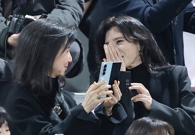 대화 나누는 이부진 사장과 홍라영 전 리움 총괄부관장 - 홍라영 전 삼성미술관 리움 총괄부관장(왼쪽)과 이부진 신라호텔 사장이 9일 서울 강남구 휘문고등학교에서 열린 임동현 군의 졸업식에 참석해 대화를 나누고 있다. 2026.2.9 뉴스1