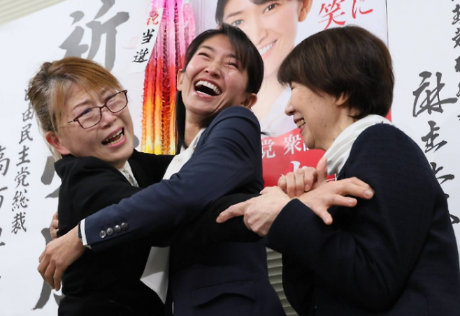 2000년대 그라비아 모델로 활동했던 모리시타 치사토(45)가 지난 8일 치러진 중의원 선거에서 미야기현 4구에 출마해 당선됐다.  당선 확정 후 기뻐하는 모리시타 의원(중앙)