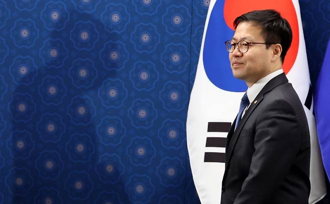 한-네덜란드 외교산업 2+2 회의 참석한 여한구 통상본부장 - 여한구 산업통상부 통상교섭본부장이 11일 오전 서울 종로구 외교부청사에서 열린 ‘한-네덜란드 외교산업 2+2 회의’에서 기념촬영을 한 후 자리로 향하고 있다.  공동취재