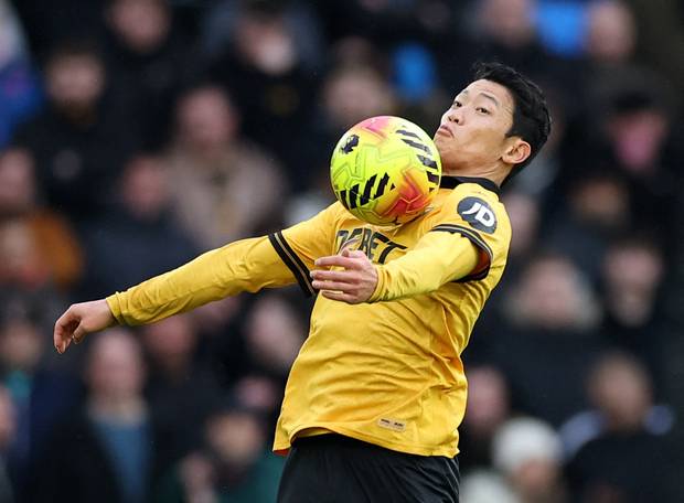 울버햄프턴 황희찬이 8일(한국 시간) 영국 울버햄프턴 몰리뉴 스타디움에서 치른 첼시와의 잉글랜드 프리미어리그 경기 중 가슴 트래핑을 하고 있다. 로이터연합뉴스