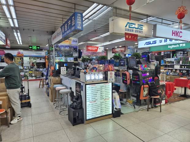 5일(현지 시간) 찾은 중국 선전시 푸톈구 화창베이 전자상가 내 ‘화창전자세계’의 PC 및 부품 상점가 모습.