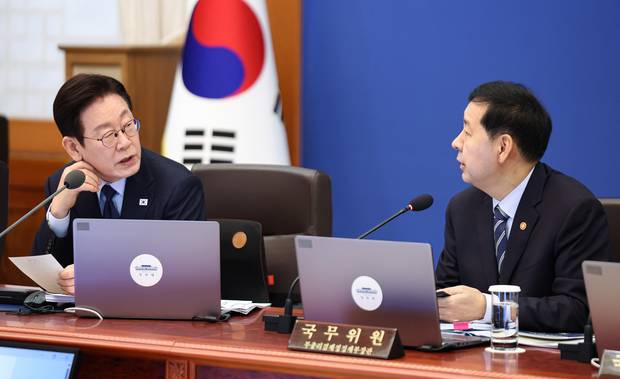 이재명 대통령이 10일 청와대에서 열린 국무회의에서 구윤철 부총리 겸 재정경제부 장관과 대화하고 있다. 이날 구 경제부총리는 조정대상지역에서 무주택자가 전월세 세입자를 끼고 있는 다주택자의 집을 매입할 경우 매수자의 실거주 의무를 최대 2년 유예하는 내용의 대책을 이 대통령에게 보고했다. 토지거래허가구역 내에서 세입자 거주로 인해 매매가 어려웠던 다주택자들에게 퇴로를 열어주겠다는 취지다.  연합뉴스
