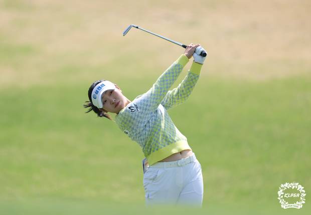 아이언 샷을 하고 있는 유현조. 사진 제공=KLPGA