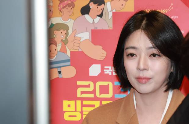 배현진 국민의힘 의원이 11일 서울 여의도 국민의힘 중앙당사에서 열린 중앙윤리위원회에 출석하고 있다. 당 중앙윤리위는 서울시당위원장인 배 의원이 한동훈 전 대표 제명 반대 입장을 서울시당 전체 의사인 것처럼 외부에 알렸다는 이유 등으로 징계 절차를 개시한 바 있다. 연합뉴스
