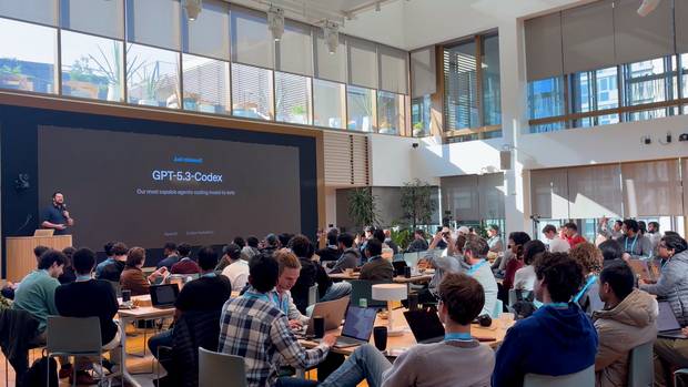 미국 샌프란시스코에 있는 오픈AI 본사에서 6일(현지 시간)열린 해커톤 대회에 참석한 개발자들이 오픈AI 관계자의 이야기를 듣고 있다. X(구 트위터) 캡쳐