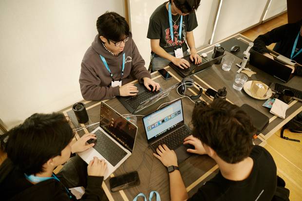 미국 샌프란시스코에 있는 오픈AI 본사에서 6일(현지 시간)열린 해커톤 대회에 참석한 개발자들이 오픈AI의 프로그램을 사용해 보고 있다. X(구 트위터) 캡쳐