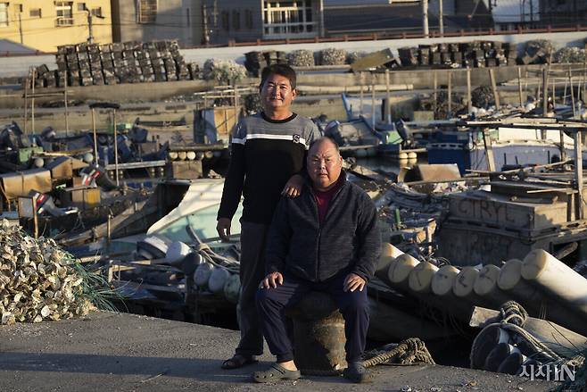 ‘윈린 해상풍력 발전 단지’를 반대한 타이쯔 마을 주민 린자룽 씨(왼쪽)와 차이마예 씨. ⓒ시사IN 이명익