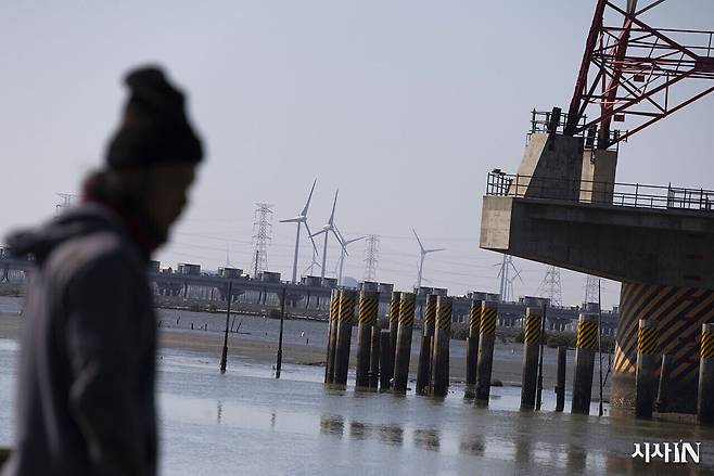 대만 장화시의 원쯔 항구(어항) 인근에 풍력 발전기와 송전탑이 설치되어 있다.ⓒ시사IN 이명익
