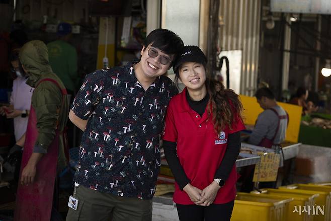 어민 쉬룽룽 씨(오른쪽)가 풍력발전 기업 ‘오스테드’의 직원과 환하게 웃고 있다. ⓒ시사IN 이명익