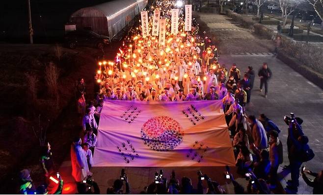 지난해 열린 '106주년 아우내봉화제'에서 시민들이 횃불행진을 하고 있다. ⓒ천안시 제공