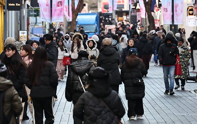 지난달 20일 외국인 관광객들과 시민들로 북적이는 서울 중구 명동거리의 모습 ⓒ연합뉴스