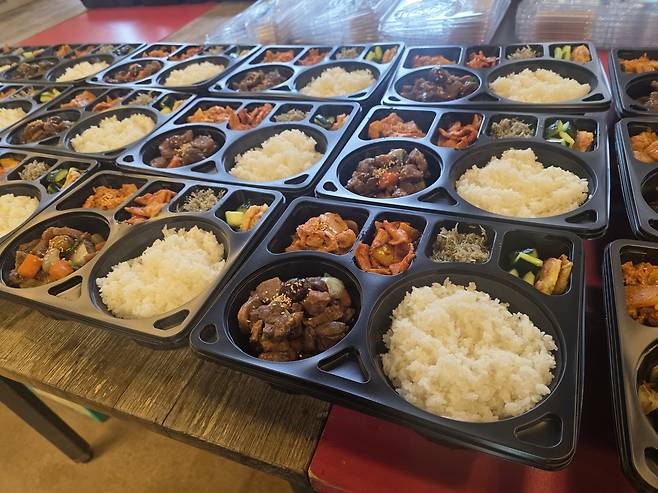 대한체육회 급식지원센터 관계자들이 9일(한국시간) 밀라노서 동계올림픽에 출전한 선수들에게 제공할 도시락을 만들었다. 밀라노│뉴시스