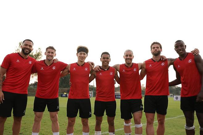 부천의 외국인 선수들인 가브리엘, 갈레고, 카즈, 티아깅요, 바사니, 패트릭, 몬타뇨(왼쪽부터)가 지난달 태국 치앙마이에서 진행된 1차 동계전지훈련 도중 어깨동무를 하고 환하게 웃고 있다. 사진제공｜한국프로축구연맹