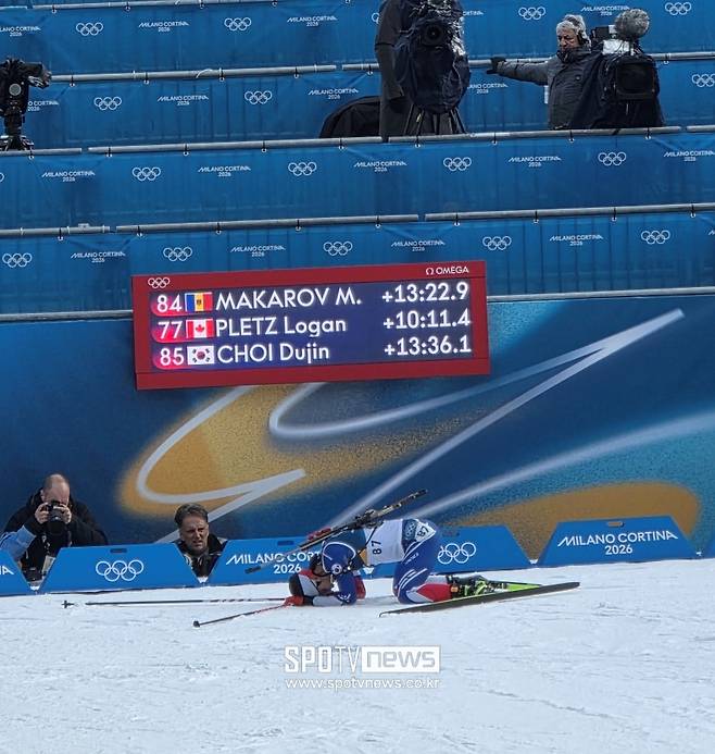 결승 라인을 통과한 뒤 쓰러져 한참 동안 일어나지 못한 최두진.&nbsp;