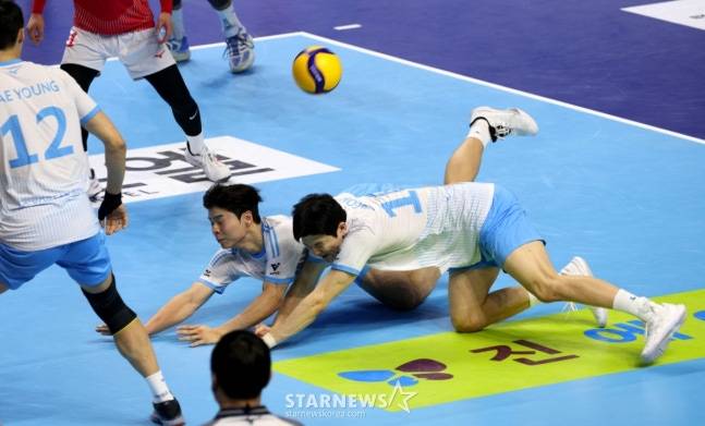 우리카드의 목적타 서브가 대한항공 선수들을 괴롭히고 있다. /사진=강영조 선임기자