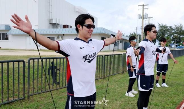 야구대표팀 원태인과 소형준이 12일 사이판 올레아이 스포츠 컴플렉스에서 열리는 전지훈련 투수조 훈련에서 튜빙으로 어깨를 단련하고 있다. /사진=강영조 선임기자
