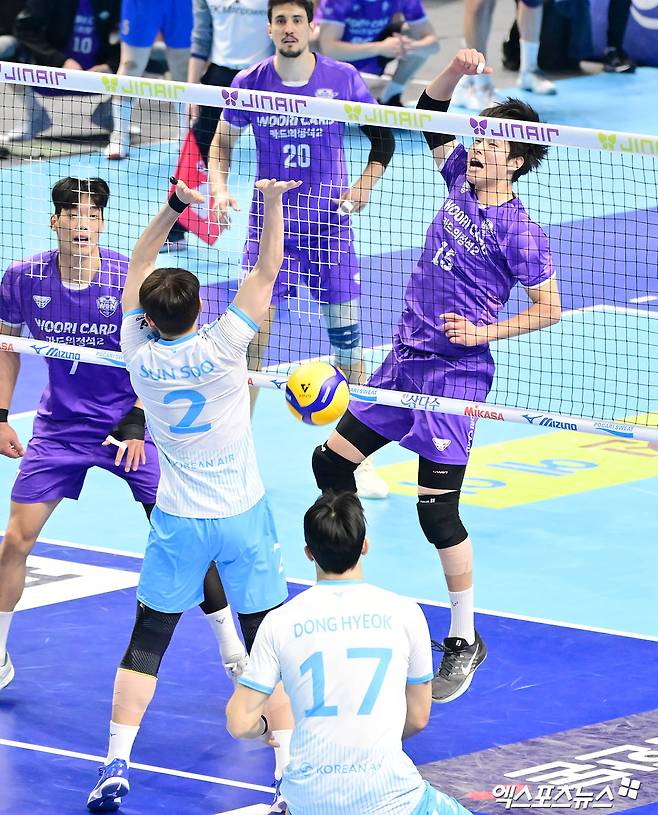 남자 프로배구 우리카드의 이시몬(오른쪽)이  10일 인천 계양체육관에서 열린 진에어 2025-2026 V리그 남자부 5라운드 대한항공과의 원정 경기에서 9득점을 기록, 팀 연승에 힘을 보탰다. 사진 김한준 기자