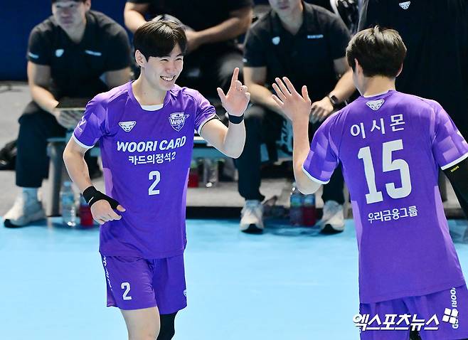 남자 프로배구 우리카드의 이시몬(오른쪽)이  10일 인천 계양체육관에서 열린 진에어 2025-2026 V리그 남자부 5라운드 대한항공과의 원정 경기에서 9득점을 기록, 팀 연승에 힘을 보탰다. 사진 김한준 기자