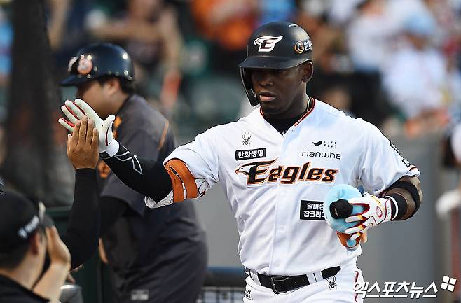 한화 이글스 외국인 타자 요나난 페라자가 스프링캠프 외야 훈련을 마치고 김경문 감독과 추승우 외야 및 주루코치에게 호평을 들었다. 그는 지난 2024시즌 외야 수비에서 약점을 드러냈지만, 지난해 마이너리그 트리플A 및 베네수엘라 윈터리그에서 눈에 띄는 발전을 이뤘다. 엑스포츠뉴스 DB