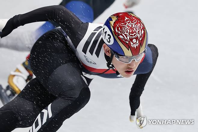 침착하게 레이스 펼치는 임종언 (밀라노=연합뉴스) 서대연 기자 = 10일(현지시간) 이탈리아 밀라노 아이스스케이팅 아레나에서 열린 2026 밀라노ㆍ코르티나담페초 동계올림픽 쇼트트랙 혼성계주 준준결승에서 한국 임종언이 질주하고 있다. 2026.2.10 dwise@yna.co.kr