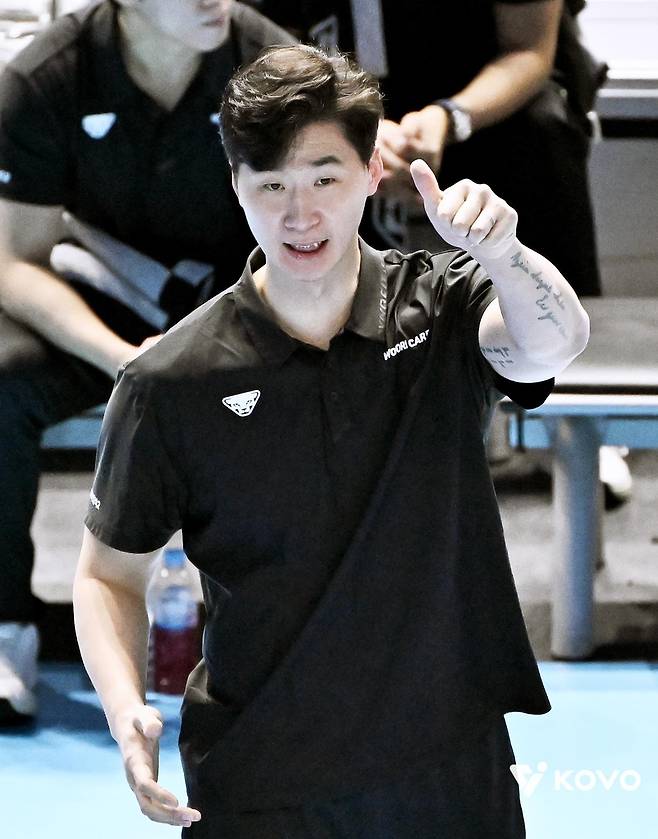 엄지 치켜세운 박철우 우리카드 감독대행 [한국배구연맹 제공. 재판매 및 DB 금지]