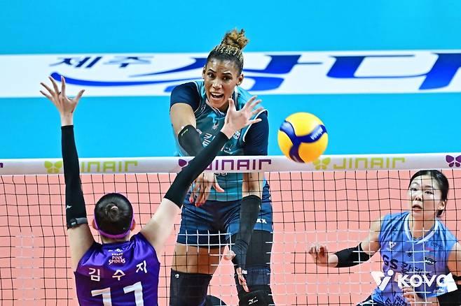 공격하는 GS칼텍스의 실바(중앙) [한국배구연맹 제공. 재판매 및 DB 금지]