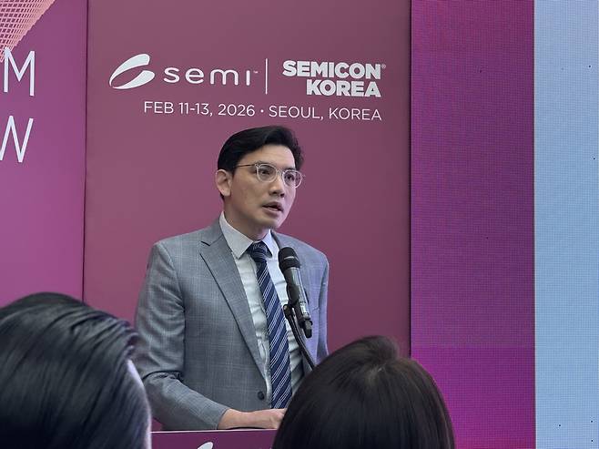 발표 중인 클락 청 SEMI 시니어 디렉터 (서울=연합뉴스) 강태우 기자 = 클락 청 SEMI 시니어 디렉터가 11일 서울 강남구 코엑스에서 열린 '세미콘 코리아 2026'의 기자간담회에서 발표를 하고 있다. 2026.2.11 burning@yna.co.kr