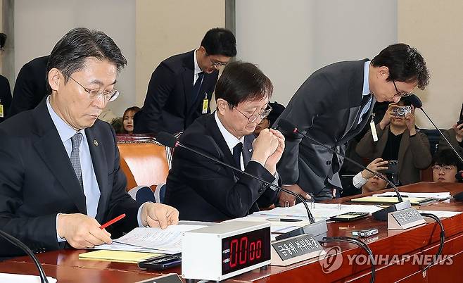 사과 인사하는 이재원 빗썸 대표이사 (서울=연합뉴스) 배재만 기자 = 이재원 빗썸 대표이사(오른쪽)가 11일 국회에서 열린 정무위원회 전체 회의에서 국내 가상자산거래소 빗썸에서 발생한 거액의 비트코인 오지급 사태를 놓고 긴급 현안질의에 답하기에 앞서 임원들과 함께 고개 숙여 사과하고 있다. 왼쪽은 권대영 금융위 부위원장, 이찬진 금융감독원장.  2026.2.11 scoop@yna.co.kr