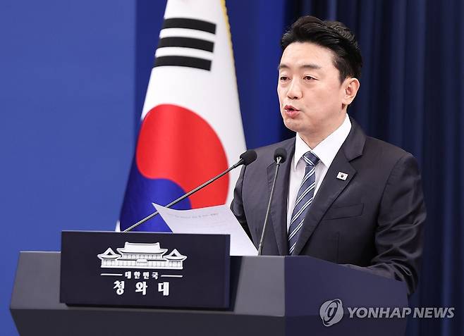 이재명 대통령, 12일 여야 양당대표 오찬회동 (서울=연합뉴스) 김도훈 기자 = 강훈식 대통령비서실장이 11일 청와대 기자회견장에서 이재명 대통령과 여야 양당 대표 오찬 회동에 관해 발표하고 있다. 2026.2.11 superdoo82@yna.co.kr