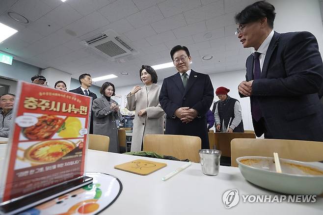 이재명 대통령 부부, '나누면' 사업장 방문 (충주=연합뉴스) 한상균 기자 = 이재명 대통령과 김혜경 여사가 11일 충북 충주시건강복지타운 '나누면' 사업장에서 시설을 둘러보고 있다.
    '나누면'은 취약계층이 무료로 라면을 먹을 수 있는 공간이다. 2026.2.11 [청와대통신사진기자단] xyz@yna.co.kr