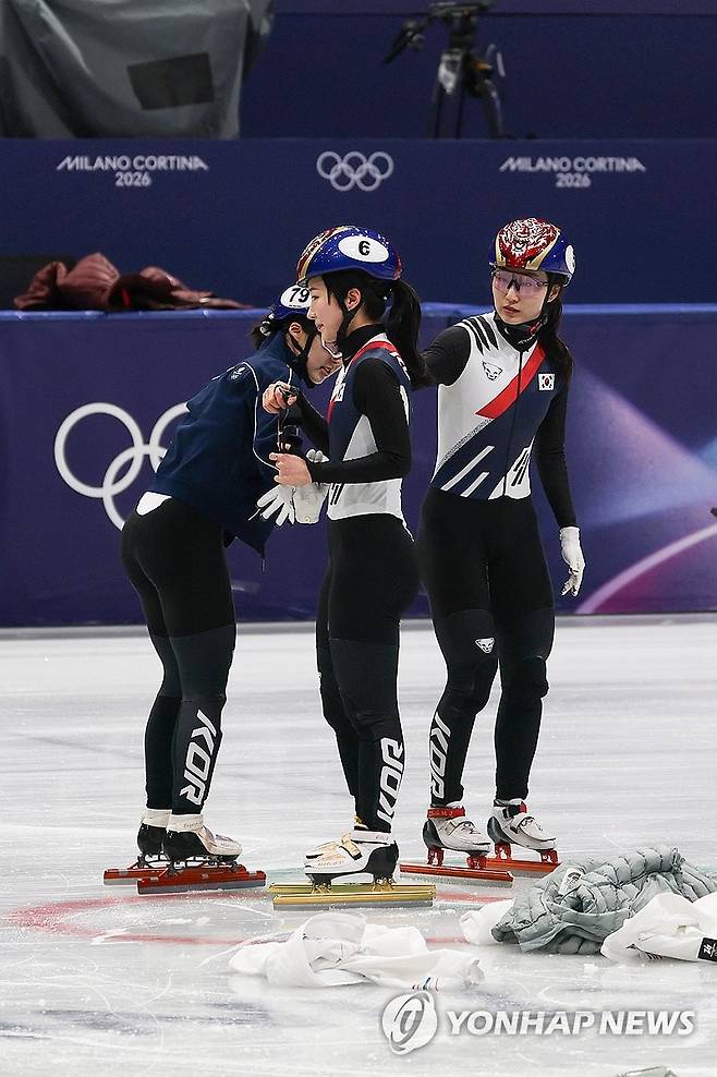김길리 상태 확인하는 최민정-이소연 (밀라노=연합뉴스) 서대연 기자 = 11일(현지시간) 이탈리아 밀라노 아이스스케이팅 아레나에서 쇼트트랙 최민정과 이소연이 훈련 중 김길리의 상태를 확인하고 있다. 
    김길리는 전날 쇼트트랙 혼성계주 준결승에서 앞서 달리던 미국의 커린 스토더드가 넘어지며 충돌했다. 2026.2.11 dwise@yna.co.kr