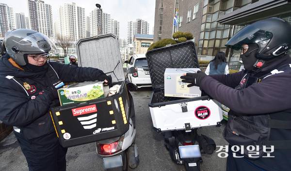 12일 오후 인천시 미추홀구 인천종합사회복지관에서 라이더유니온지부 인천지회 조합원들로 구성된 ‘라이더나눔봉사단’이 오토바이에 취약계층에 전달할 설명절 선물을 싣고 있다. 2026.2.12 /조재현기자 jhc@kyeongin.com