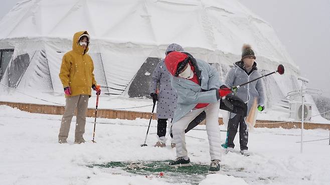 ▲ 중국 웨이하이 둥푸완 파크골프장에서 파크골프를 즐기는 관광객들. /사진제공=웨이하이일보사