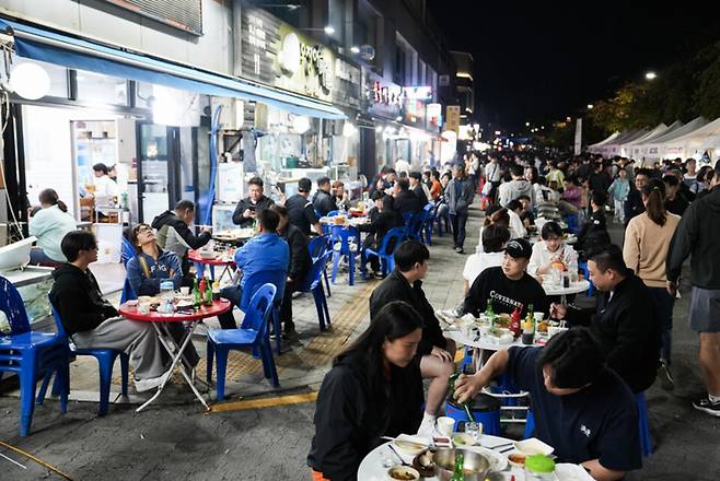 ▲&nbsp;지난해 열린 '수원 통닭거리축제' 모습 / 사진제공=수원특례시