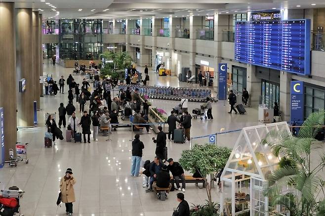 ▲ 12일 인천 중구 운서동 인천국제공항 제1여객터미널 입국장이 관광객들로 붐비고 있다.