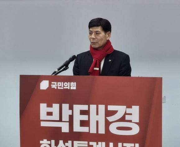 박태경 전 화성시 민생경제산업국장이 11일 화성시의회 대회의실에 기자회견을 열고 화성특례시 시장 출마를 선언하고 있다. 사진=박태경 출마예정자 제공.